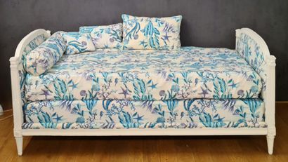 
BED WITH TWO EQUAL HEADS IN ACCOLADE in...