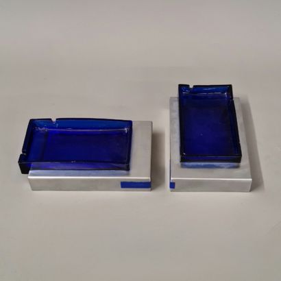 PAIR OF ASHTRAYS Circa 1980 in brushed aluminum...