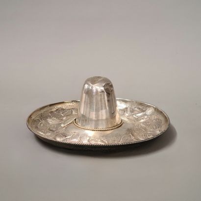 ASHTRAY IN THE FORM OF A SOMBRERO in silver...