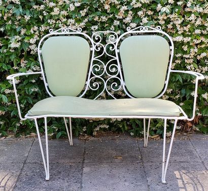 PAIRE DE CANAPES DE JARDIN DEUX PLACES Circa...