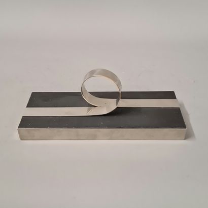 PAIR OF ASHTRAYS Circa 1980 in brushed aluminum...