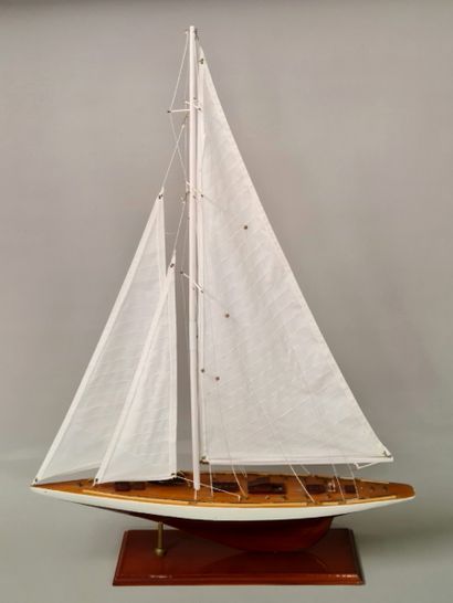 2 MODERN MAQUETTES OF Sailboats under sails...