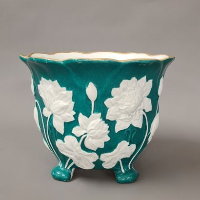 ROUND POT with poly-lobed edge England Circa...