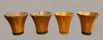 2 PAIRES DE CACHE-POTS de forme cornet de...