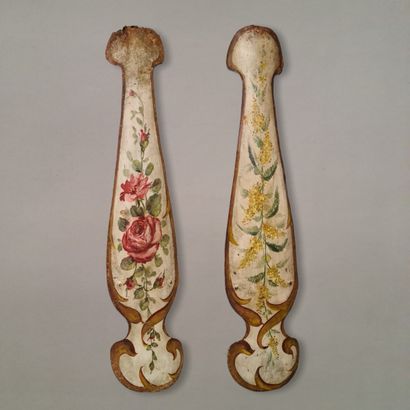 PAIRE D'ORNEMENTS de forme violonnée d'Epoque...