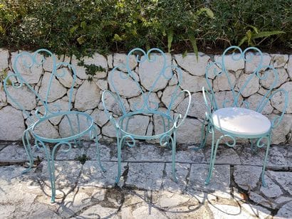 SUITE D'UNE PAIRE DE FAUTEUILS ET D'UNE CHAISE...