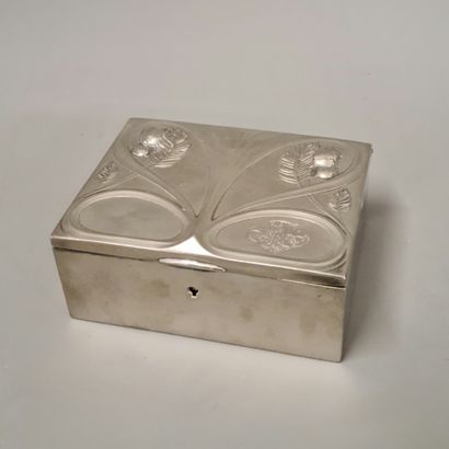 JEWELRY BOX Circa 1900 in silver plated metal,...