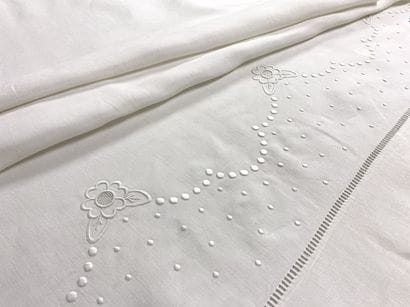2 PLACES DRAP in white linen embroidered...
