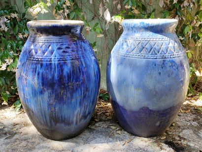 PAIRE DE VASES DE JARDIN EN FORME DE JARRE...