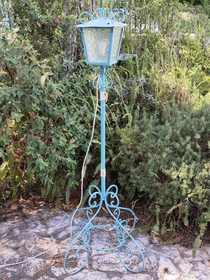 LAMPADAIRE DE JARDIN Circa 1960 en fer relaqué...
