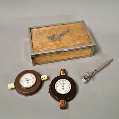 CIGAR BOX Circa 1950 in cedar and chromed...