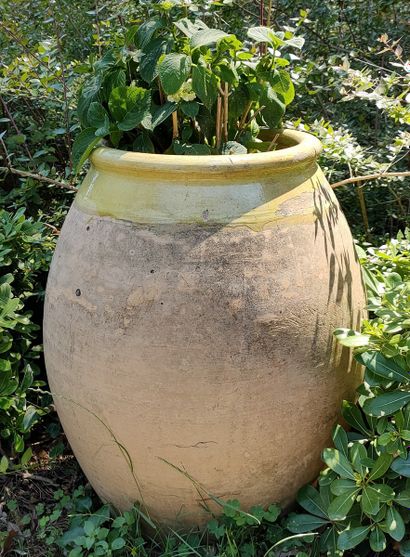 VASE DE JARDIN EN FORME DE JARRE A HUILE...