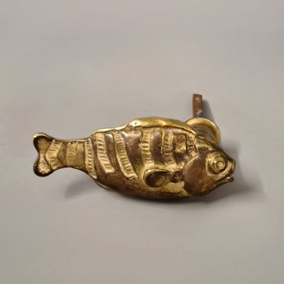 FISH DOOR HANDLE Circa 1960 in gilt bronze...