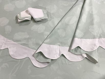 D. PORTHAULT - NAPPE RONDE ET SES 6 SERVIETTES...