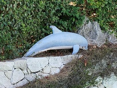 DEUX GRANDES STATUES Modernes en fer laqué...