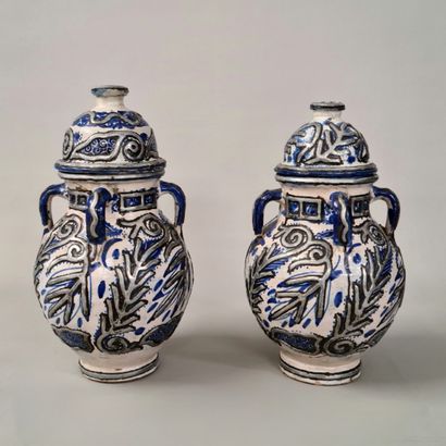 PAIRE DE POTS COUVERTS, VASE BOUTEILLE MONTE...