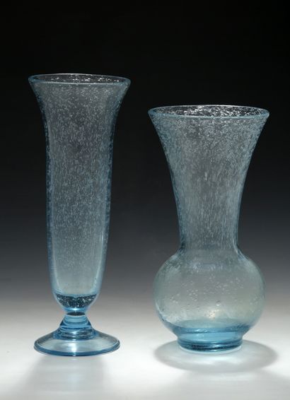 BIOT - 2 VASES MODERNES en verre bullé bleu

-...