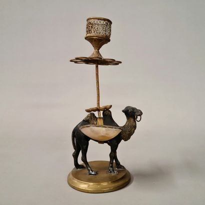 
CIGAR HOLDER FORMING A LAMP HOLDER AND ASHTRAY...