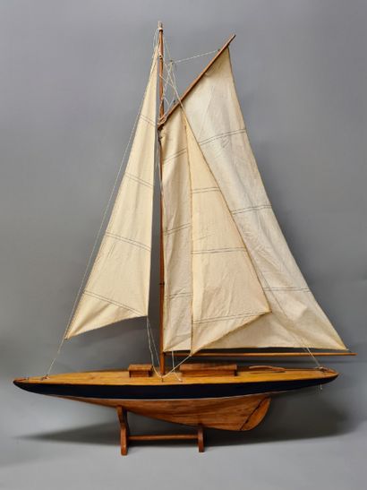 2 MODERN MAQUETTES OF Sailboats under sails...