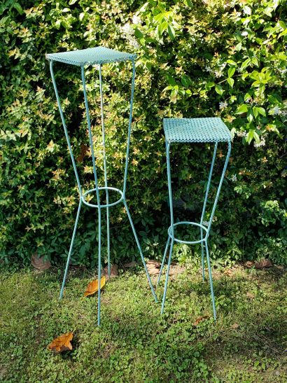 DEUX SELETTES Circa 1950 en fer relaqué bleu...
