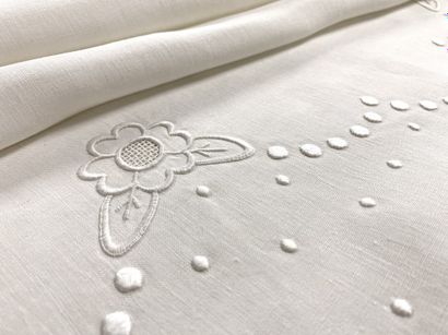 2 PLACES DRAP in white linen embroidered...