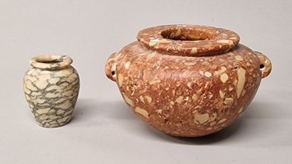 EGYPT, PROTOHISTORIC

2 VASES in hard stone

H.8...