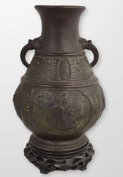 VIETNAM Circa 1900

A patinated bronze vase...