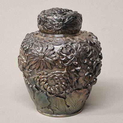 JAPAN, 20th Century 

POT THE in silver with...