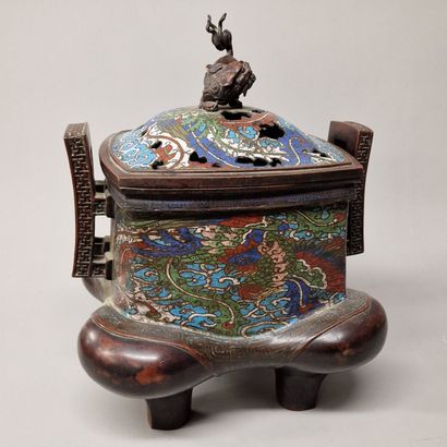 JAPAN, 19th century

LARGE BRUSH-PARFUM decorated...