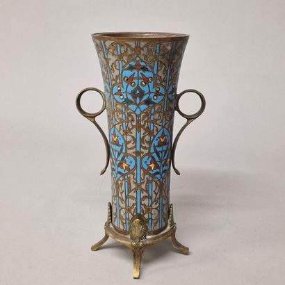 Ferdinand BARBEDIENNE (1810-1892)

VASE CORNET...