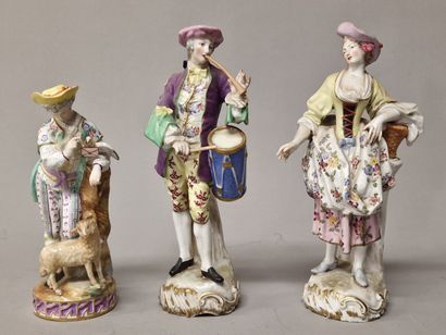 3 STATUETTES DE PERSONNAGES en costume du...