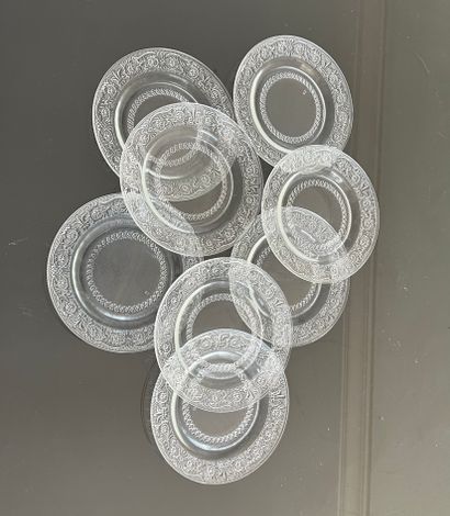 SUITE DE 8 ASSIETTES A DESSERT de Style Baccarat...