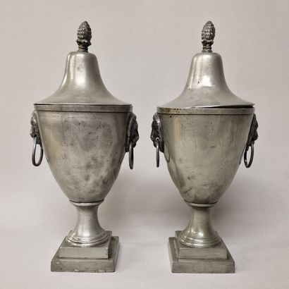 PAIRE DE VASES URNES COUVERTS - Angleterre...