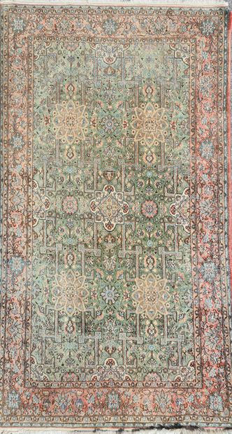 TROIS TAPIS noués main





- TAPIS GHOUM...