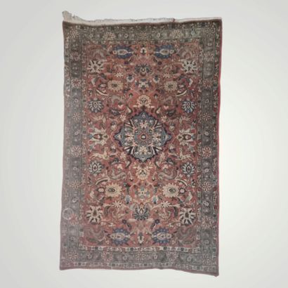 TROIS TAPIS noués main





- TAPIS GHOUM...