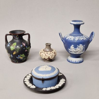 WEDGWOOD XXème Siècle - 2 VASES, 1 CENDRIER...