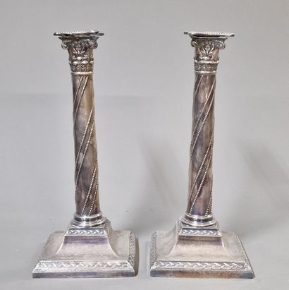 PAIRE DE BOUGEOIRS COLONNE Angleterre de...