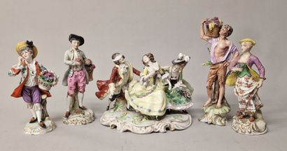 1 GROUPE ET 4 STATUETTES DE PERSONNAGES en...