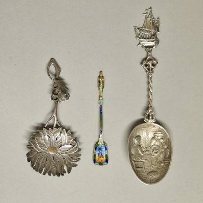 3 CUILLERES FANTAISIE en argent et vermeil


-...