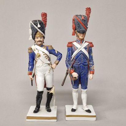 DEUX STATUETTES DE SOLDATS DE L'ARMEE NAPOLEONIENNE...
