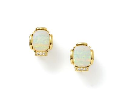 PAIR OF EAR CLIPS in gold 750 thousandths...