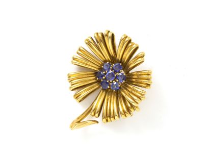 Round brooch in gold 750 thousandths, decorated...