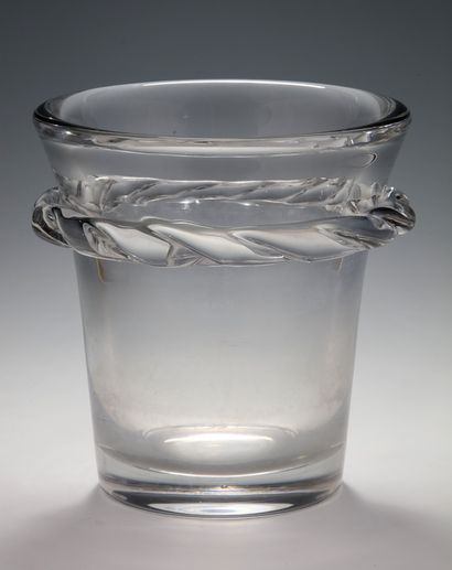 DAUM NANCY FRANCE - CHAMPAGNE BOWL in molded...