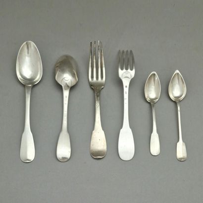 14 FORKS, 8 TABLE SPONSES AND 11 COFFEE SPONSES...