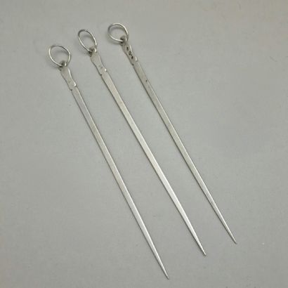 3 BROCHETTES OR ATTELETS in plain silver...