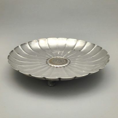 ROUND TABLE TOP scalloped with ribs in silver...