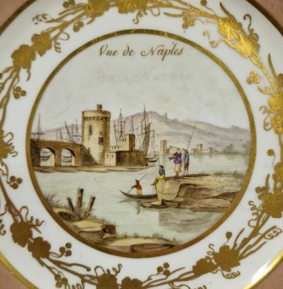 PARIS - ASSIETTE en porcelaine dure, à décor...