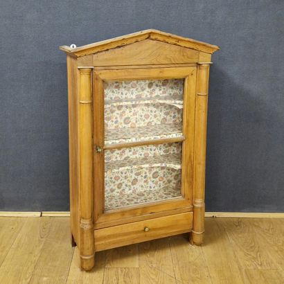 VITRINE D'APPLIQUE A DEMI-COLONNES ET FRONTON...