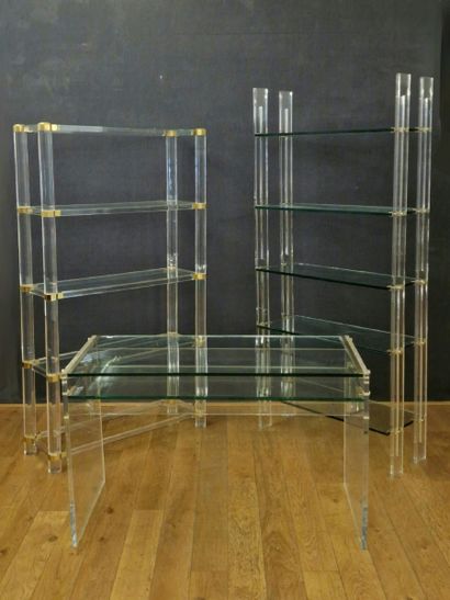 ETAGERE en altuglass et laiton doré à cinq...