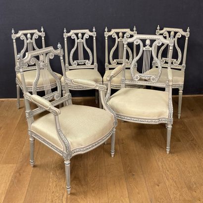 SUITE DE 4 CHAISES ET 2 FAUTEUILS à dossier...